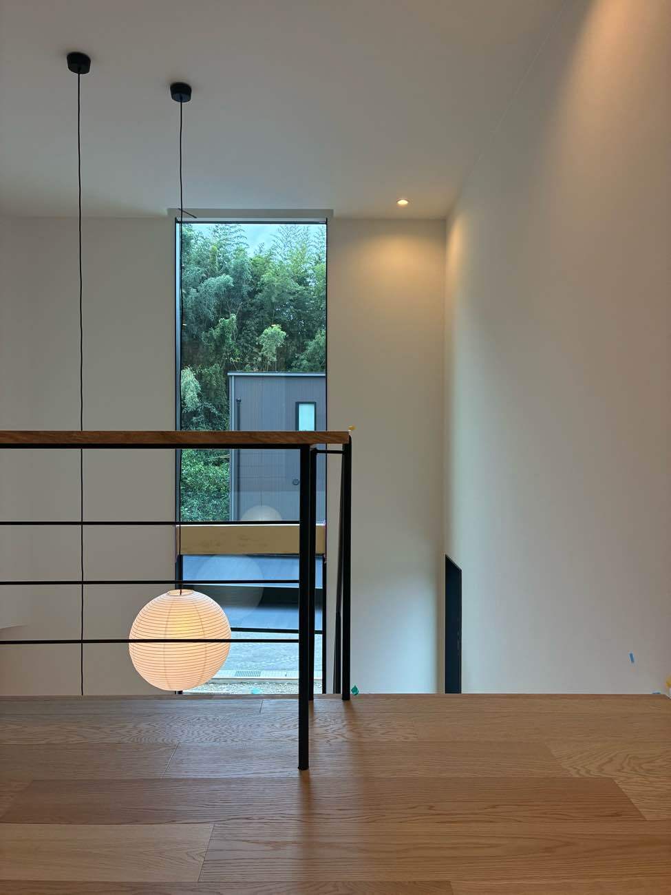 吹抜けの隣のフリースペースの写真