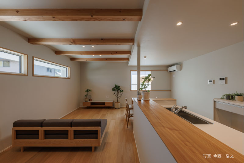 定尺貼りのオーク材の床