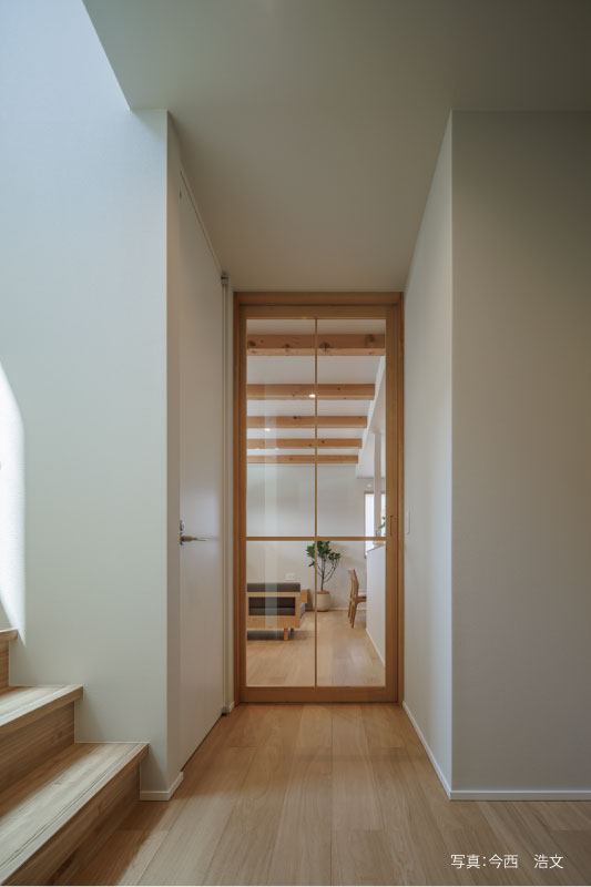 リビング戸越しに見えるLDK