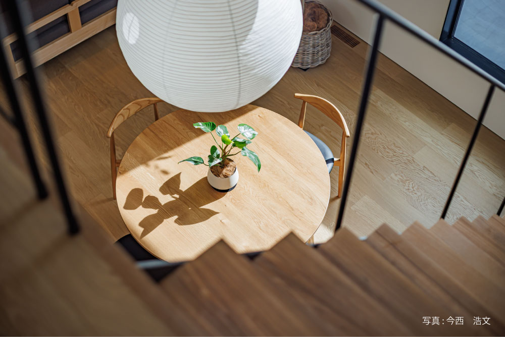 オープン階段から見えるリビング