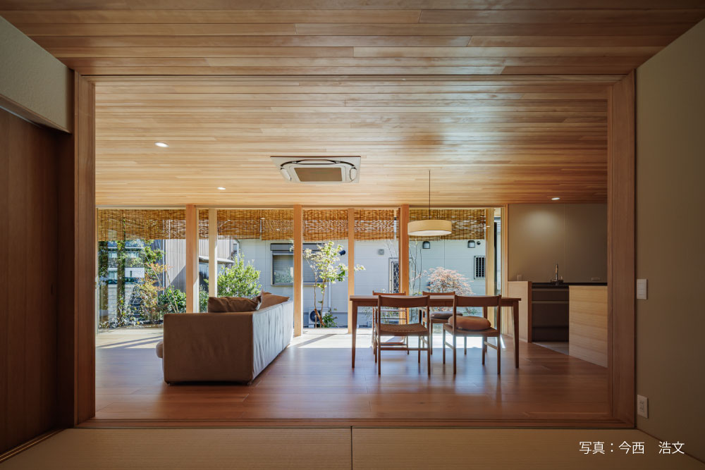 深い軒の下にある濡れ縁